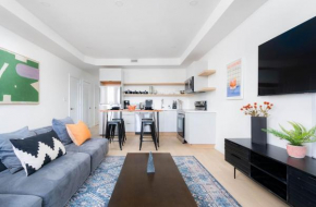 Stylish Townhome Apartment at Bathurst & College